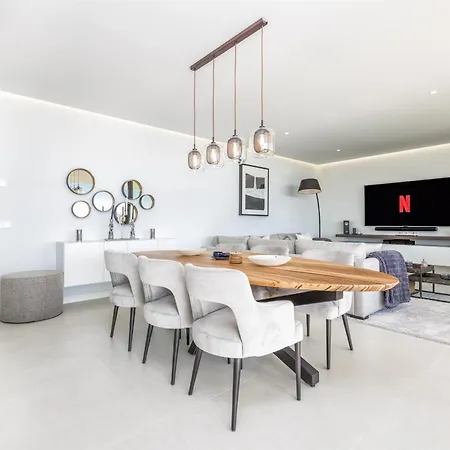 Vivi Homes - Kevin Pool, Garden, Terrace & アパート