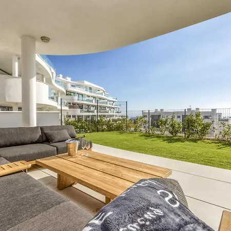 Vivi Homes - Kevin Pool, Garden, Terrace & アパート